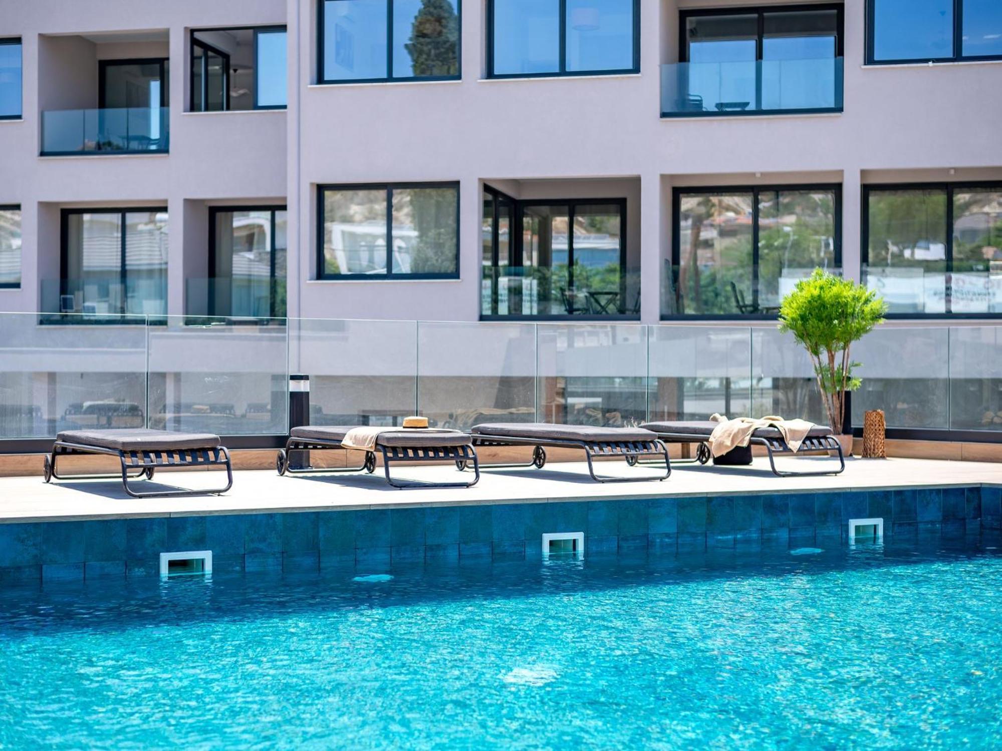 Sanders River Plaza Apartment *
